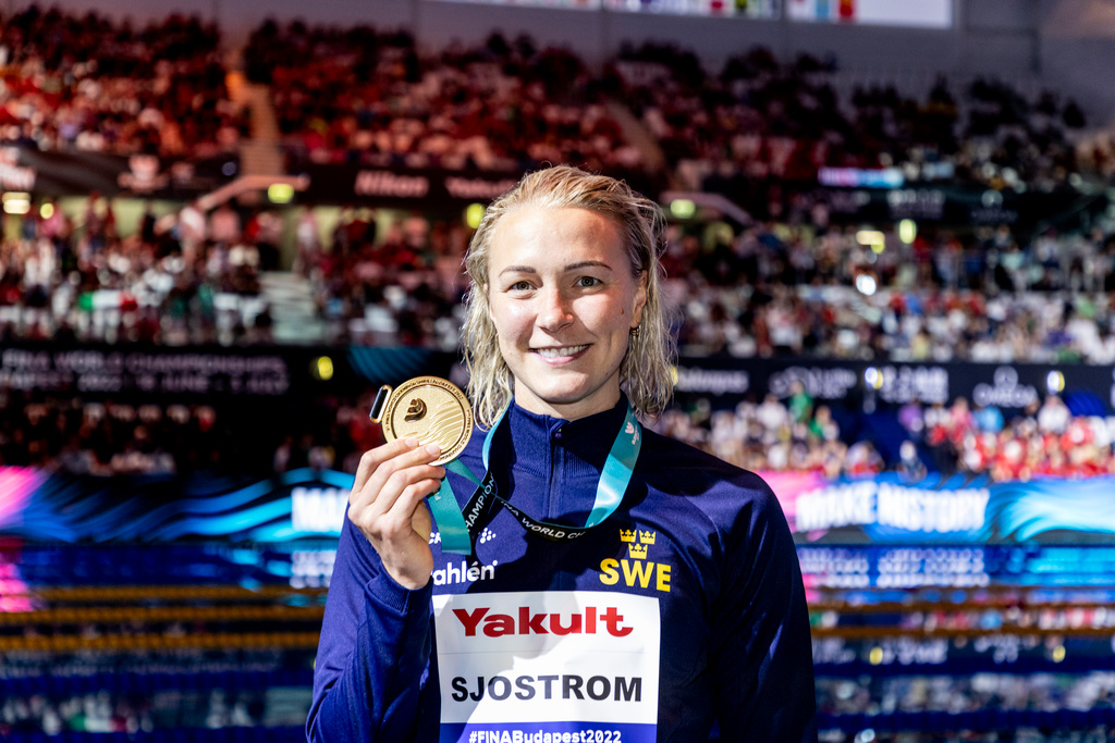 Sarah Sjöström visar upp sin guldmedalj från 50 meter fritt under sim-VM i Budapest. Arkivbild.