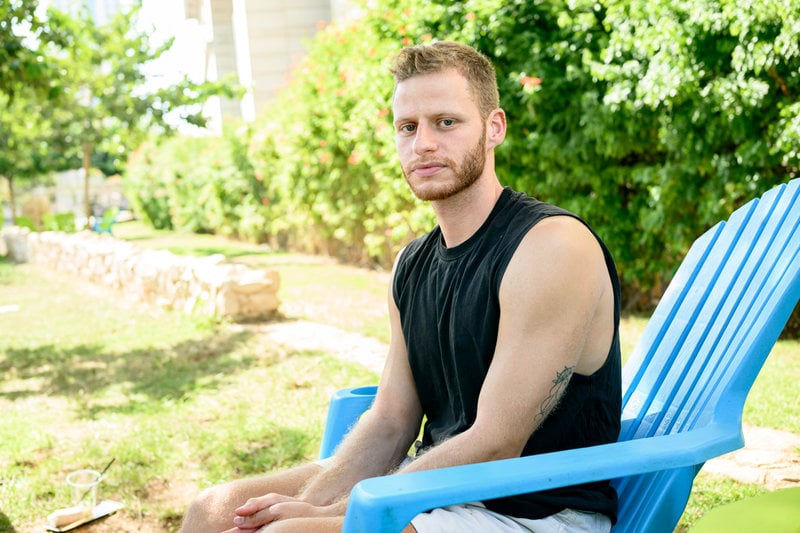 Oi i en solstol i Train Track Park i Tel Aviv.