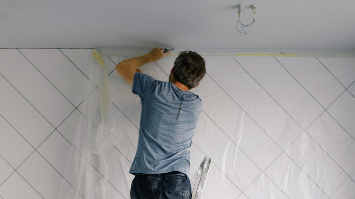 Testa att tapestera eller måla om vardagsrummet – den kan göra stor skillnad.
