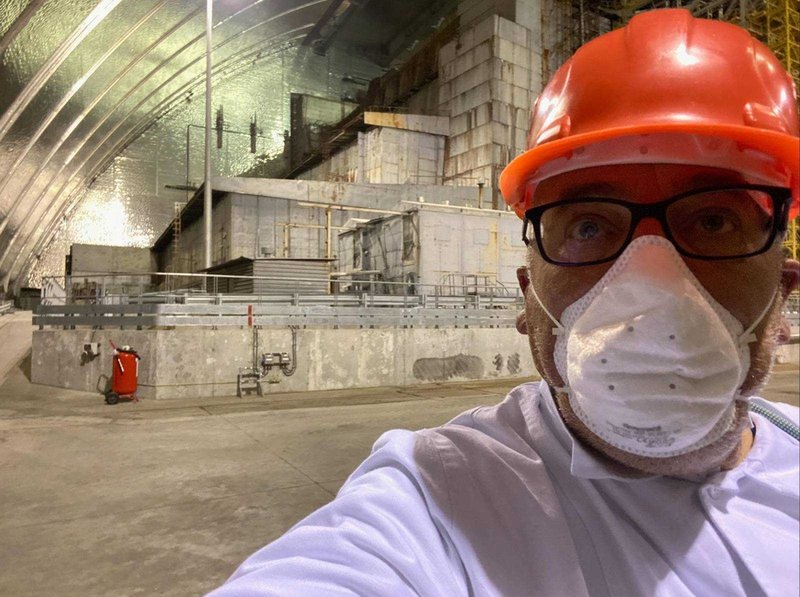 Shaun Burnies egentagna bild från ett av besöken inne i skyddsvalvet NSC. Bakom honom syns sarkofagen runt den havererade reaktor 4.