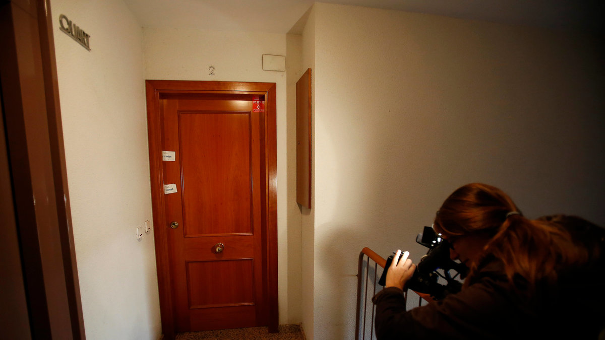 Dörren till lägenheten där pojkens kropp hittades. 