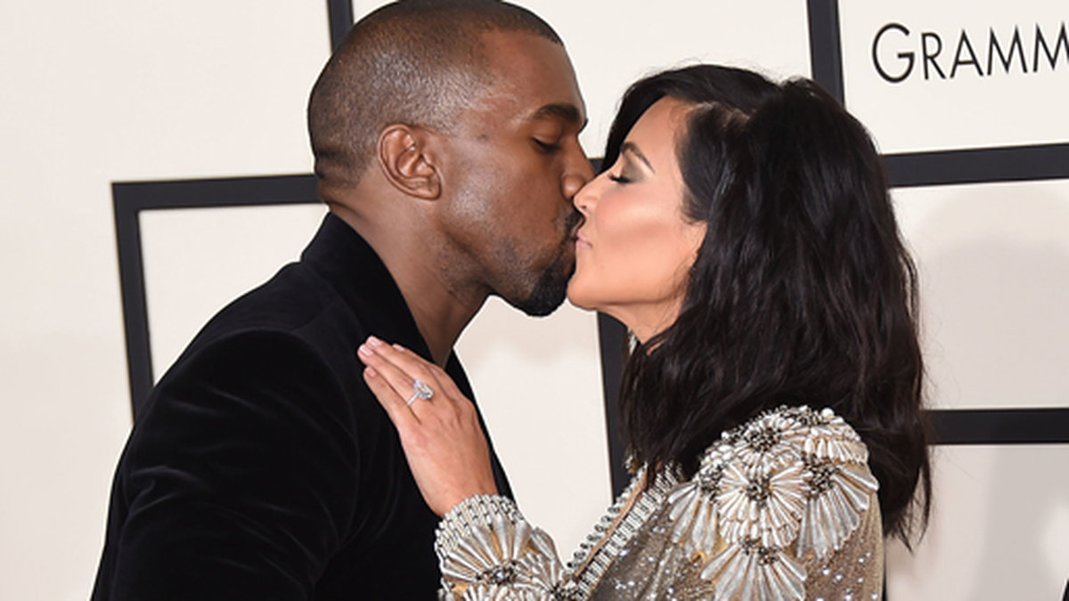 Kanye och Kim kunde inte låta bli varandra på röda mattan. 