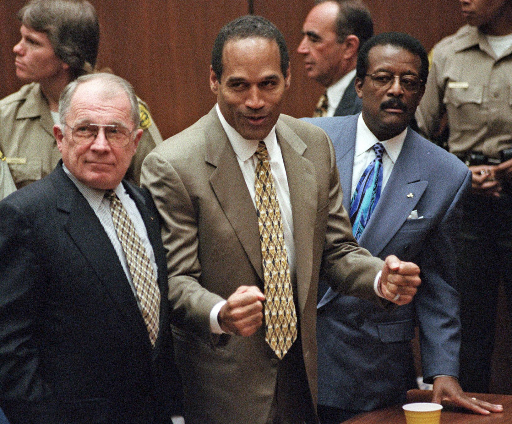 O.J. Simpson friades i en uppmärksammad rättegång för mordet på sin fru och hennes vän.