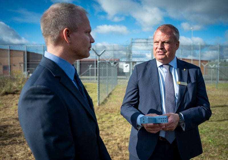 Anders Jansson, kriminalvårdschef i Ystad, och Martin Holmgren, generaldirektör för Kriminalvården, med en modell för den fängelsebyggnad som byggas utanför kvinnofängelset och häktet i Ystad.