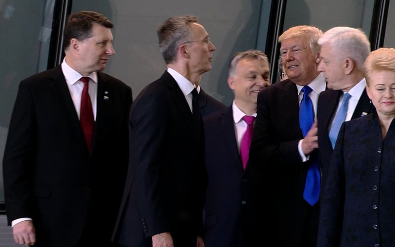 Natos dåvarande generalsekreterare Jens Stoltenberg och Ungerns premiärminister Viktor Orbán ser på när USA:s president Donald Trump trycker undan Montenegros förre premiärminister Dusko Markovic på ett Natomöte 2017. Arkivfoto.