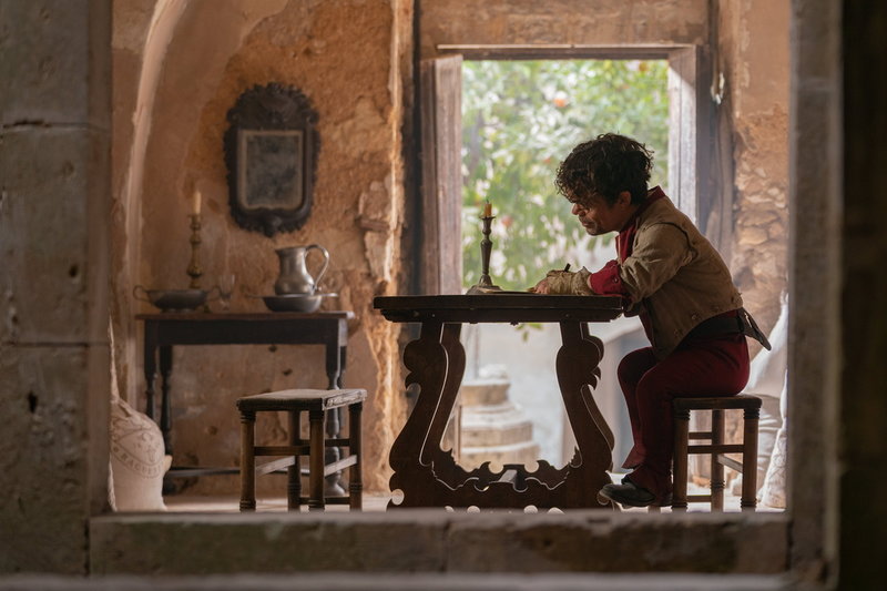 Skådespelaren Peter Dinklage har kämpat för att bryta sig loss från klichérollerna som vanligtvis går till skådespelare av hans längd. Nu spelar han romantisk, tragisk hjälte i musikalen ”Cyrano”. Pressbild.