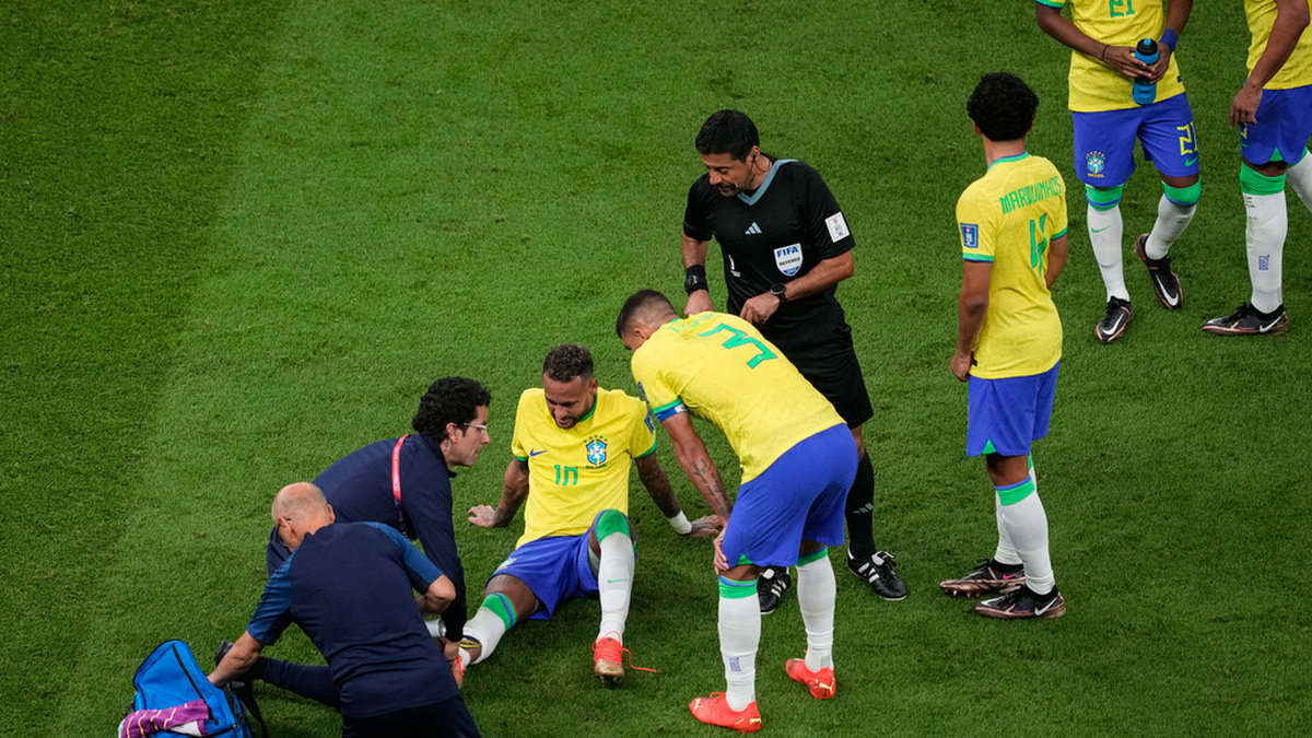 Oro i Brasilien efter att Neymar tycks ha skadat sig mot Serbien.