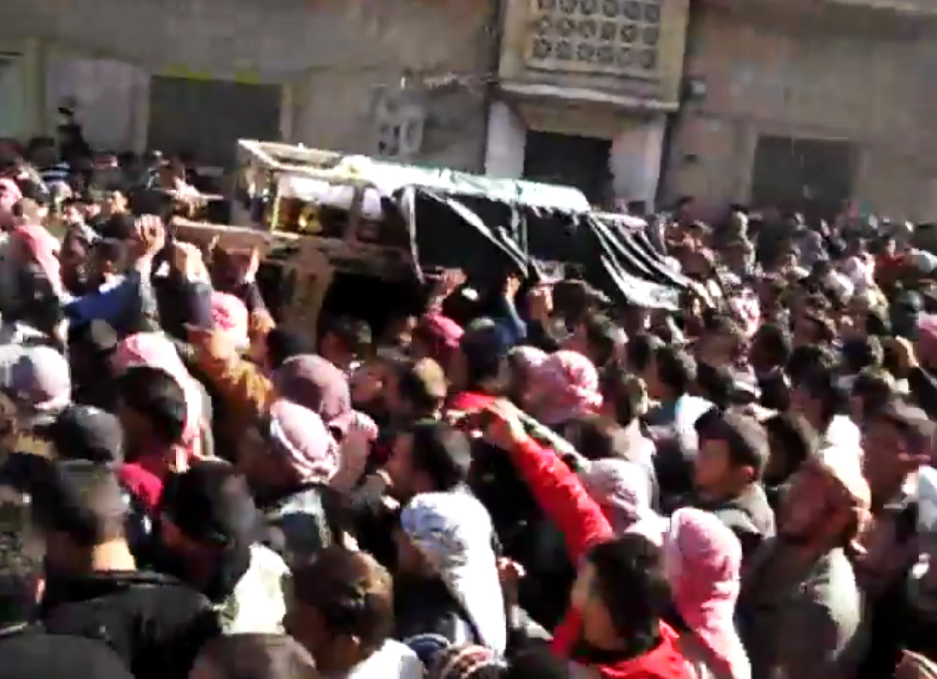 Demonstranter bär iväg en av sina döda efter våldsamheter i början av veckan i Homs.
