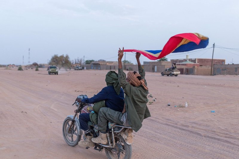 En vajande flagga i händerna på en tuaregrebell i Kidal i norra Mali nyligen.