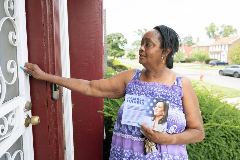 Pensionären Terrilyne Bradley-Betth i Detroit frivilligarbetar för Kamala Harris valkampanj. Hon tycker att det är hög tid med en kvinna i Vita huset.