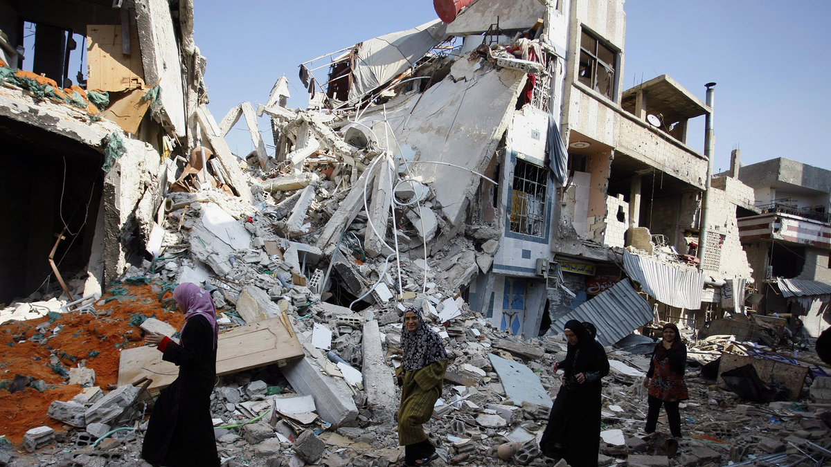 Civila letar efter sina tillhörigheter efter sammanstötningar mellan Fria Syriska Armén och Regeringssoldater. November 2013.