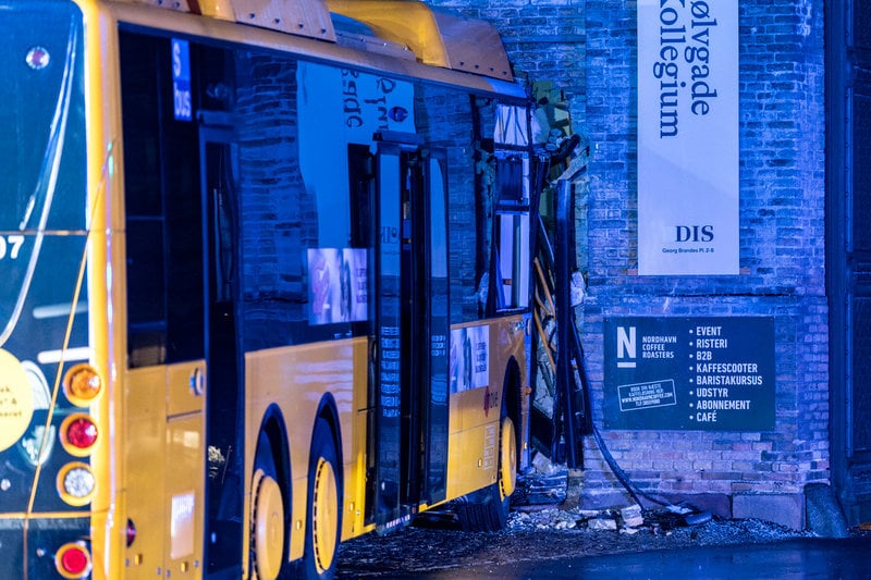 Busschauffören och 17 passagerare, mestadels ungdomar, skadades lindrigt. 