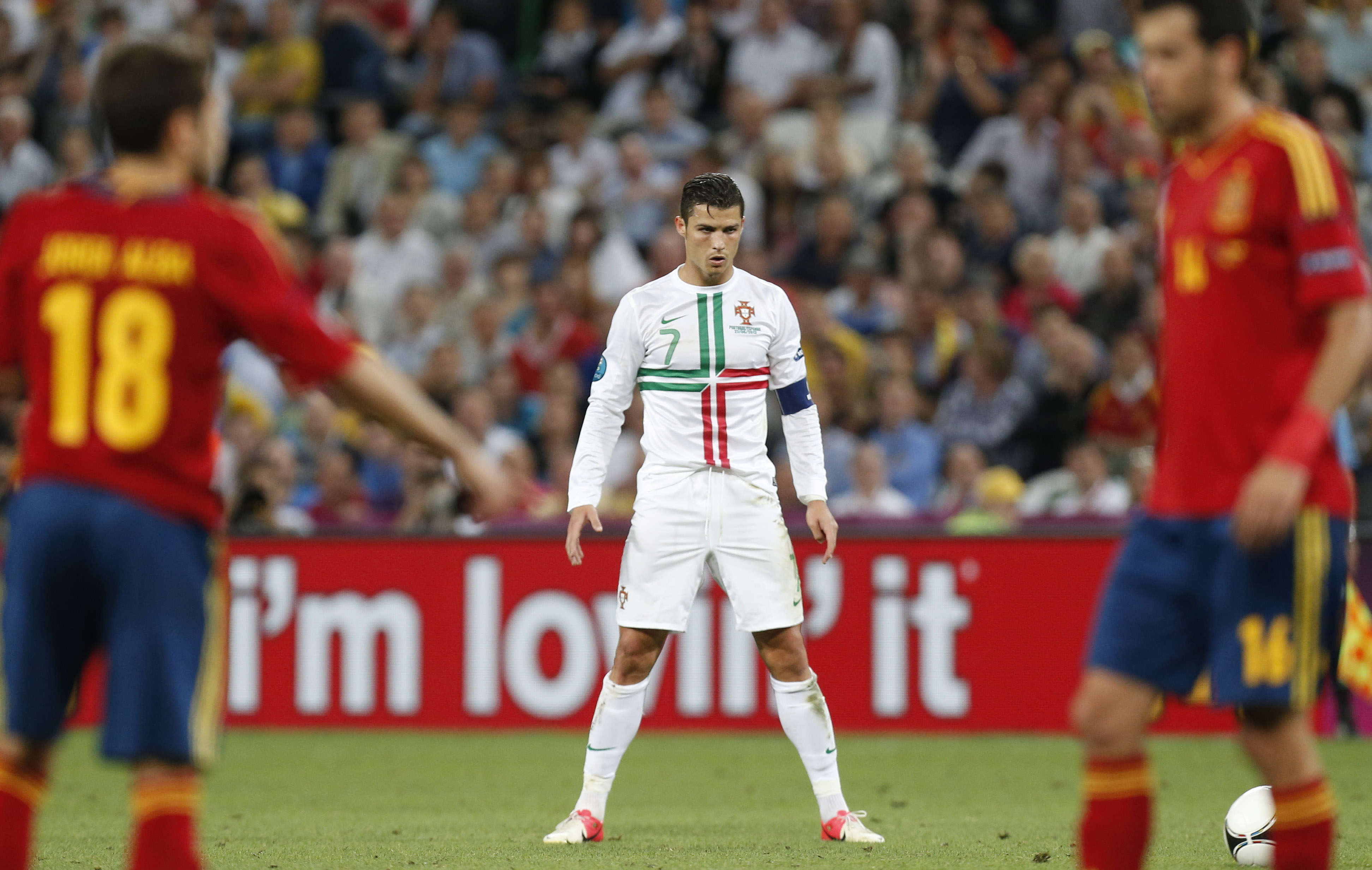 Ronaldo koncentrerar sig för att slå en frispark.