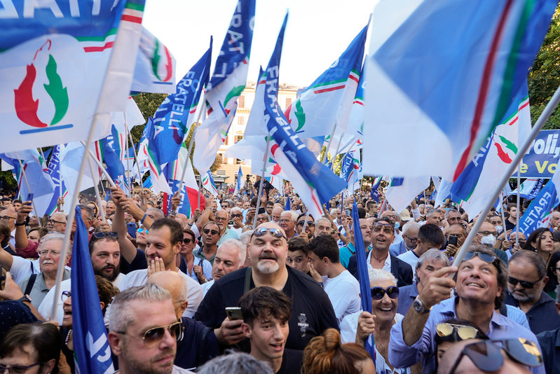 Anhängare till Italiens bröder i samband med ett framträdande av partiledaren Giorgia Meloni. Partiet, med rötterna i fascistiska Movimento sociale italiano, leder opinionsmätningarna inför valet nästa helg.