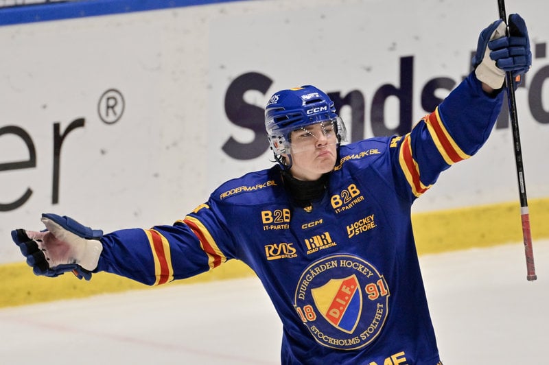 Anton Frondell gjorde hattrick mot Rögle i oktober 2025. SHL:s nästa yngste spelare att göra tre mål i en och samma match. Foto: Christine Olsson/TT