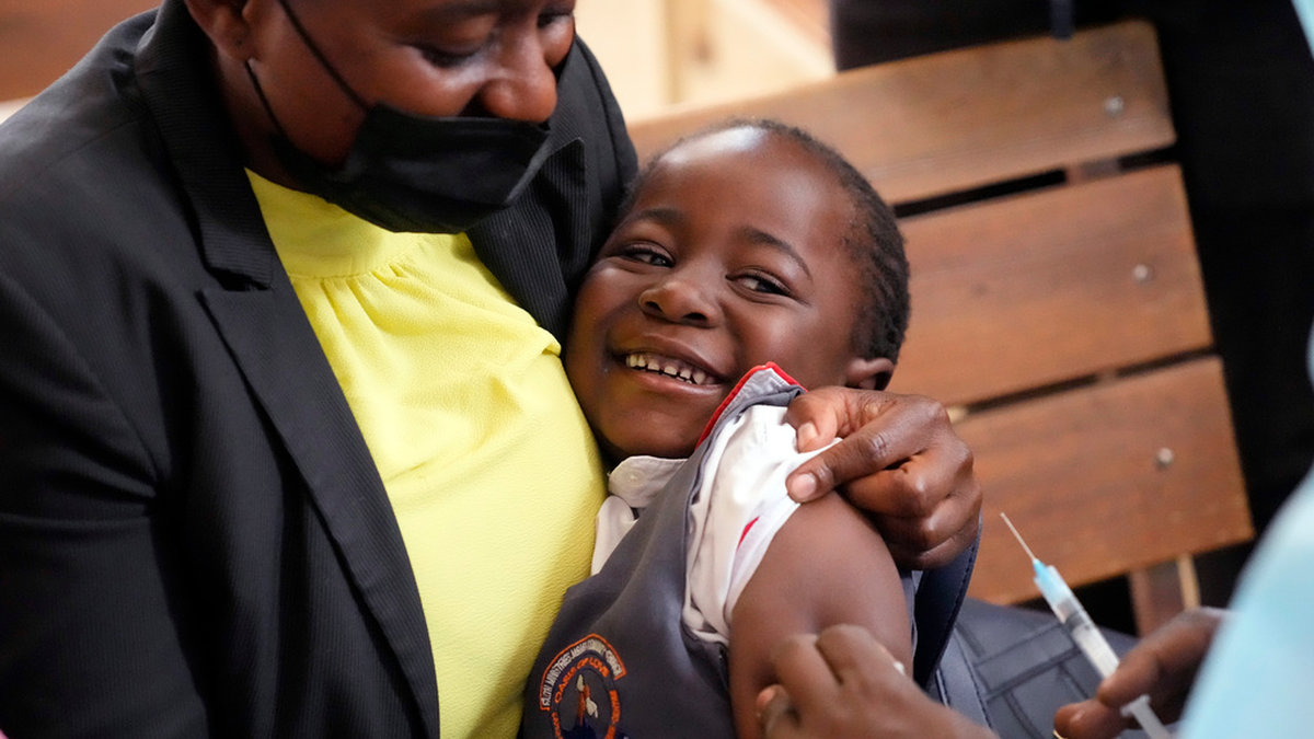 En flicka vaccineras mot mässling på en klinik i Harare i Zimbabwe. Arkivbild.