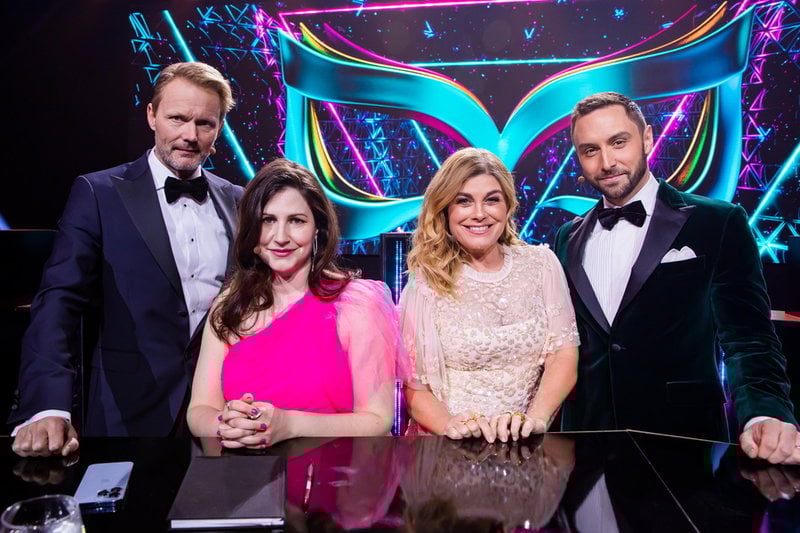 Den för finalkvällen uppklädda kändispanelen Felix Herngren, Nour El-Refai, Pernilla Wahlgren och Måns Zelmerlöw. Pressbild.
