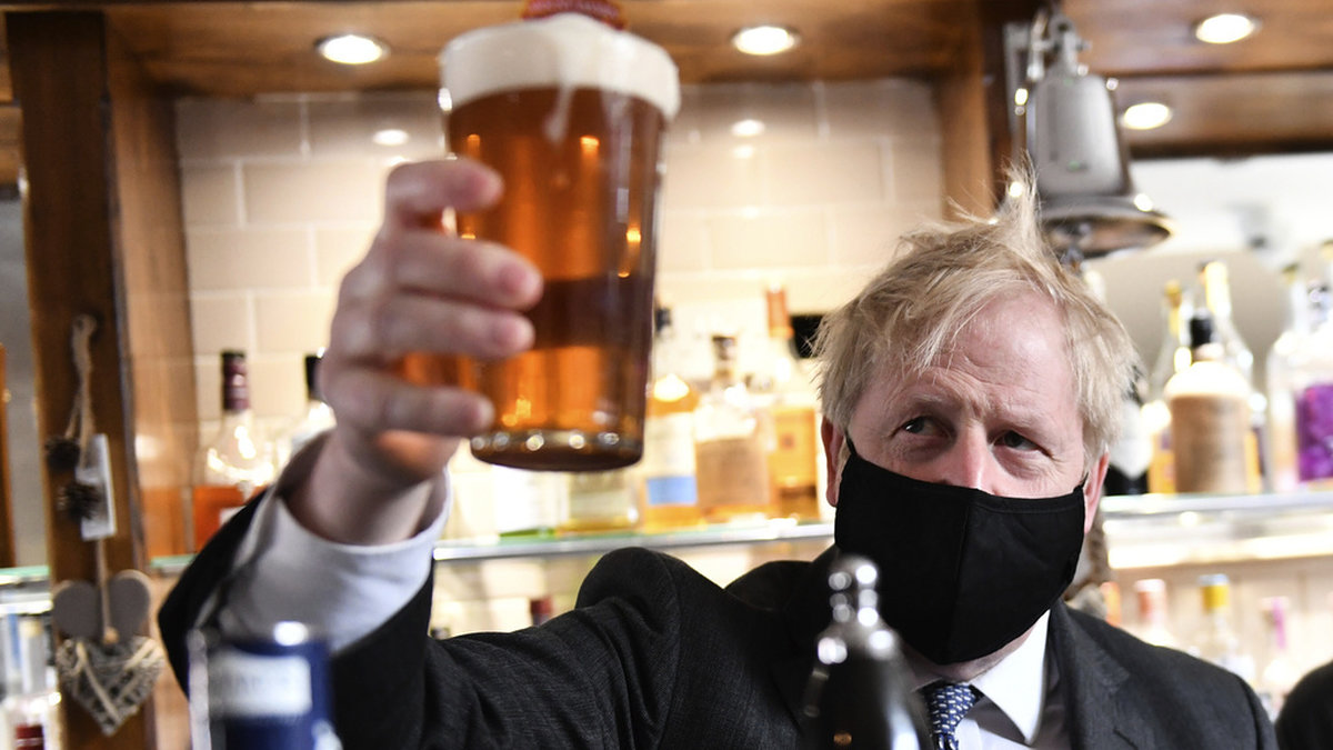 Alkohol och tobak drev upp detaljhandelsförsäljningen i Storbritannien i april. På bilden som togs förra året dricker premiärminister Boris Johnson en öl. Arkivbild.