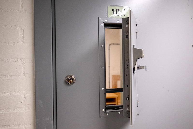 Under inlåsningstiden i cellen kan kriminalvårdarna prata med den unge genom en lucka i dörren. 