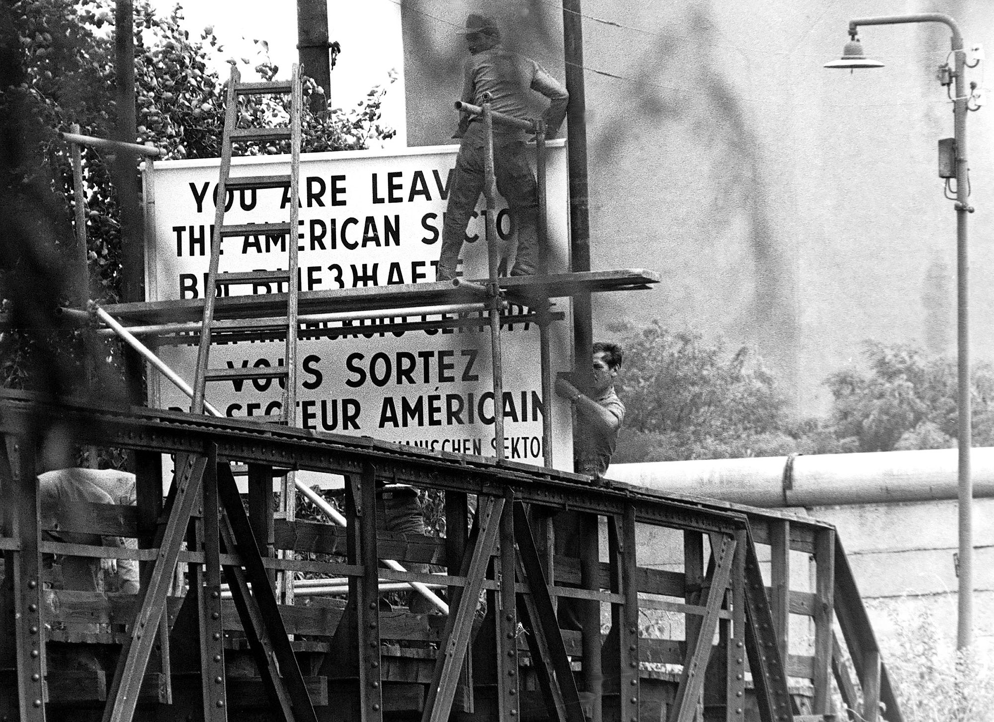 "Varning - du lämnar nu den amerikanska sektorn". "Varning - du lämnar nu den amerikanska sektorn".