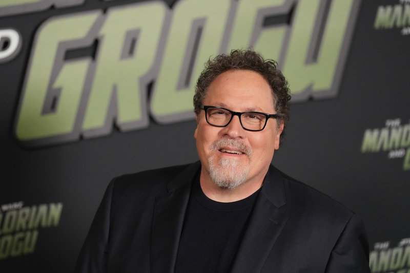 Regissören Jon Favreau säger att skillnaden mot tv-serien ”The Mandalorian” är att allt är större i biofilmen ”The Mandalorian and Grogu”.
