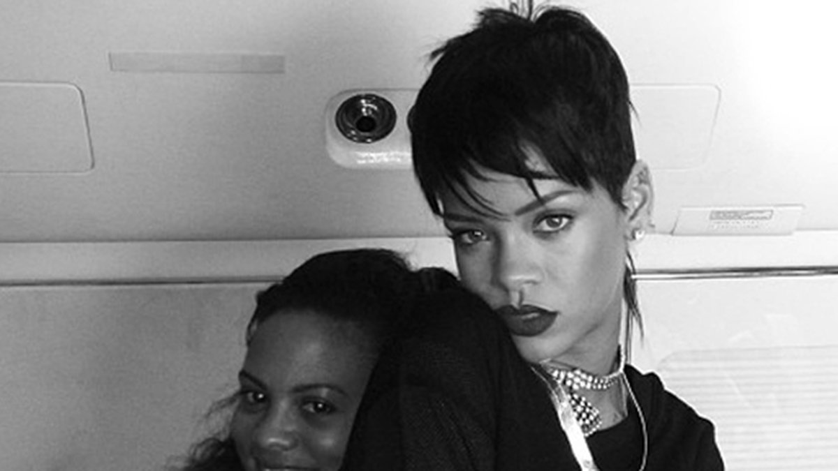 Rihanna har på den senaste tiden visat upp sin nya hockeyfrilla. 