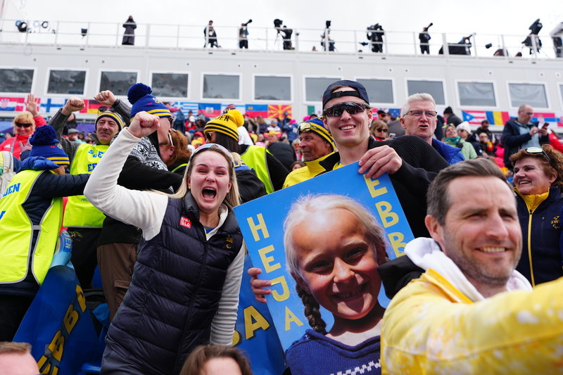 Familjen firar på plats när Ebba Årsjö vinner sitt tredje guld.