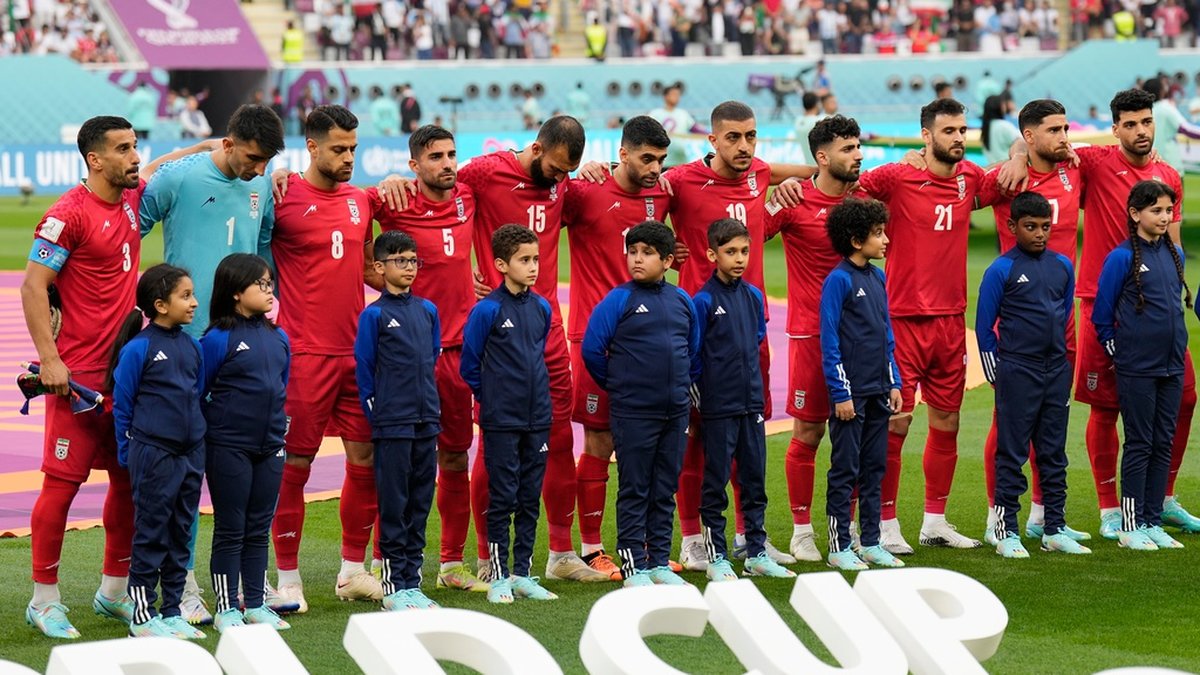 Det iranska landslaget sjöng inte nationalsången före VM-premiären mot England i Qatar.