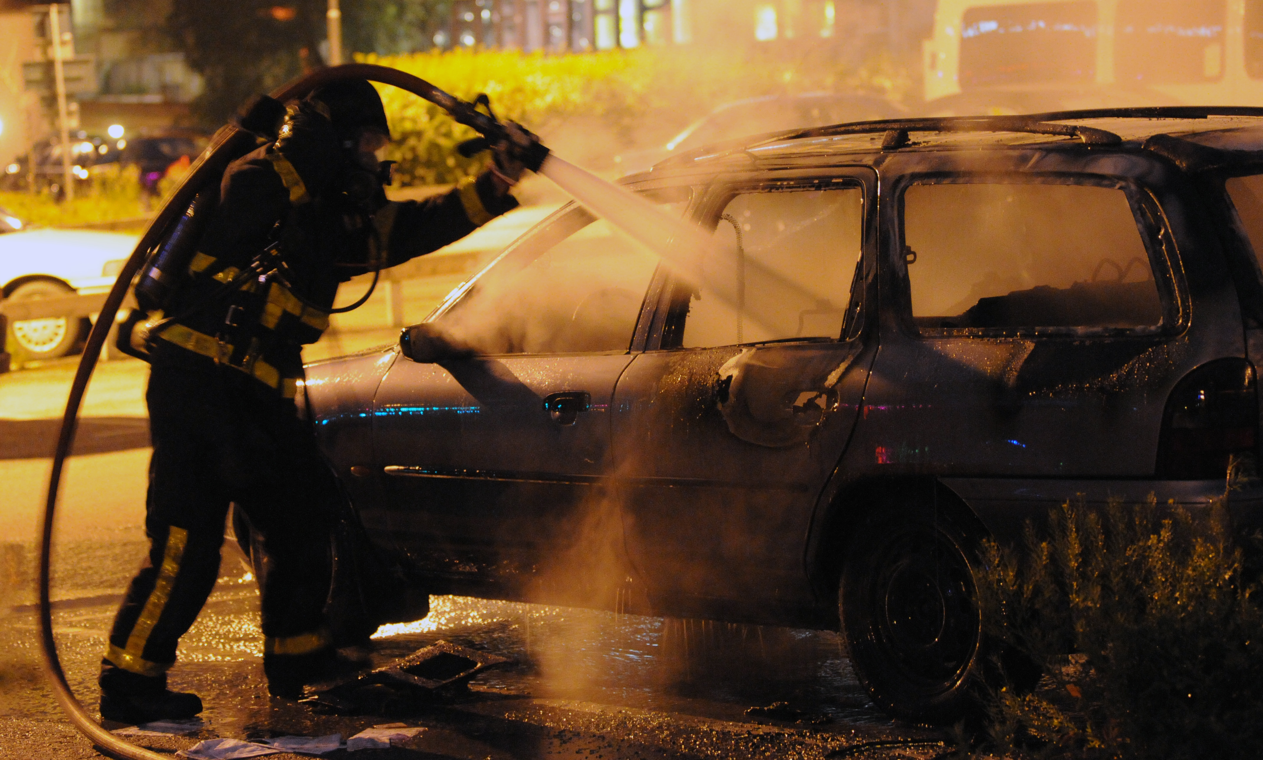Bilbränderna fortsätter i Göteborg. I natt tändes tre bilar på.