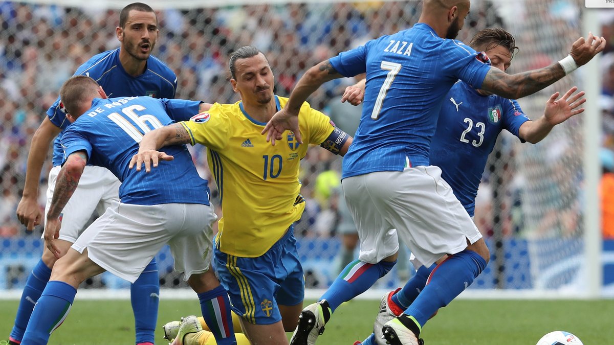 Zlatan hade det tufft mot Italien.