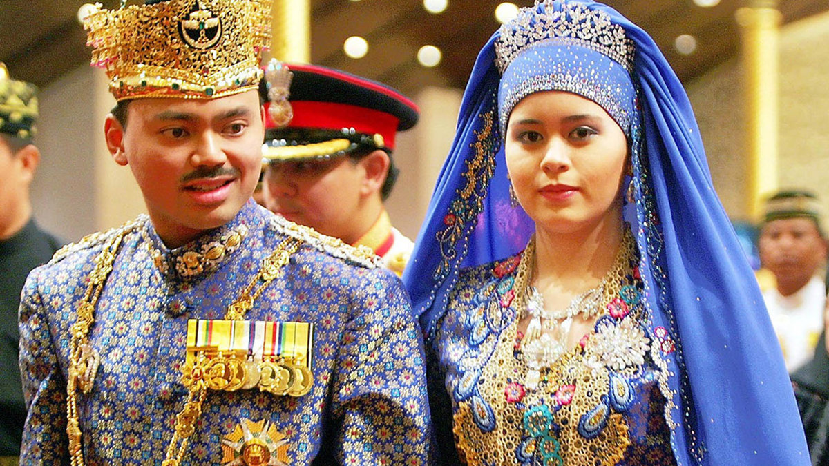 När prins Al-Muhtadee Billah av Brunei gifte sig med den 17-åriga Sarah Salleh år 2004 snålades det inte på något. Bland annat så bar inte Sarah på en vanlig blombukett – nix, hennes bukett bestod av guld och diamanter! 