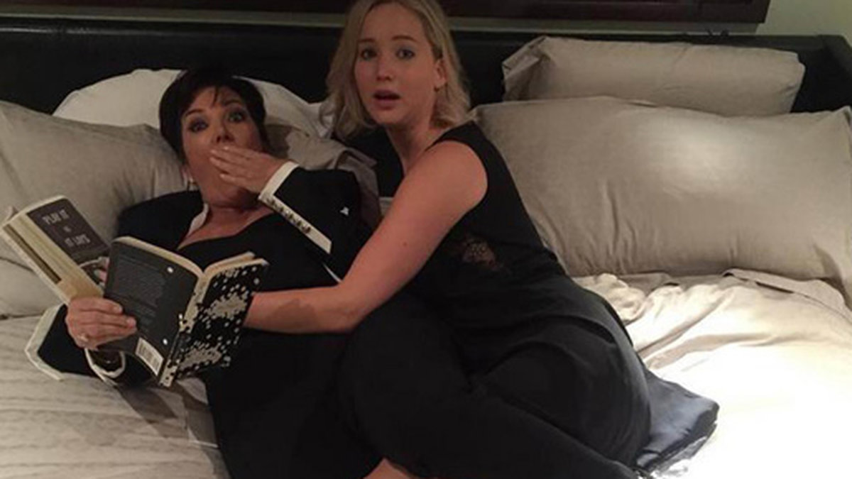 Jennifer Lawrence och Kris Jenner i sängen. 