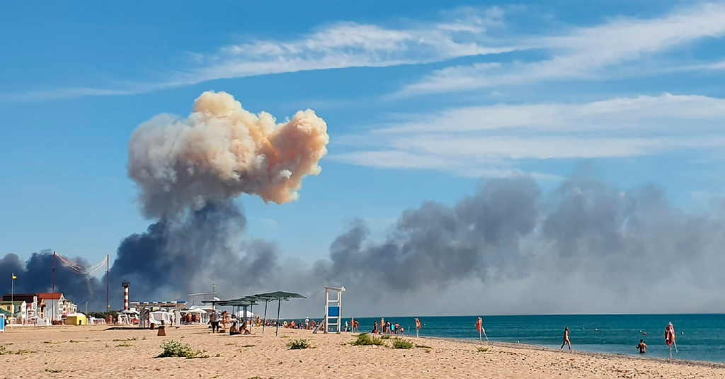 Rök ses stiga upp mot himlen efter explosioner på flygbasen Saky på Krimhalvön under tisdagen.