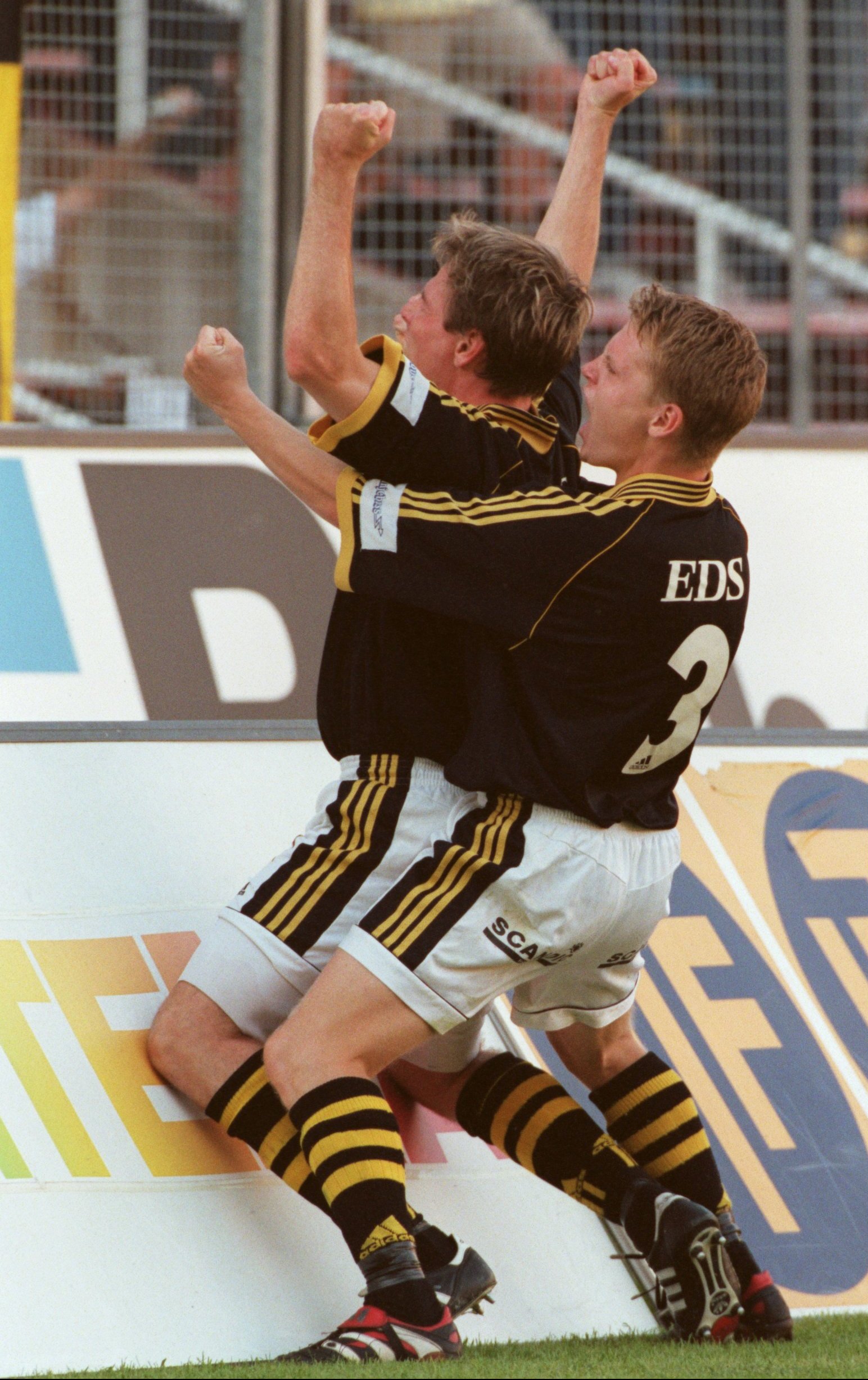 AIK vann med 3-0 och här jublar Karl Corneliusson (t.h.)  och Tomas Gustavsson