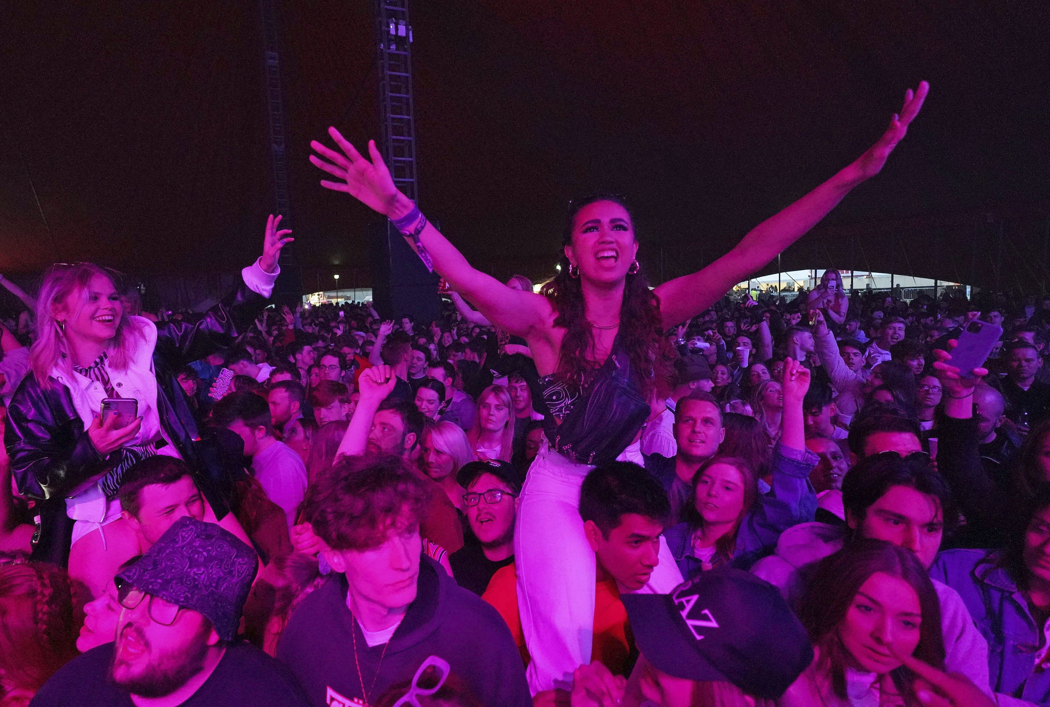Människor njuter av den första festivalen utan restriktioner på länge.