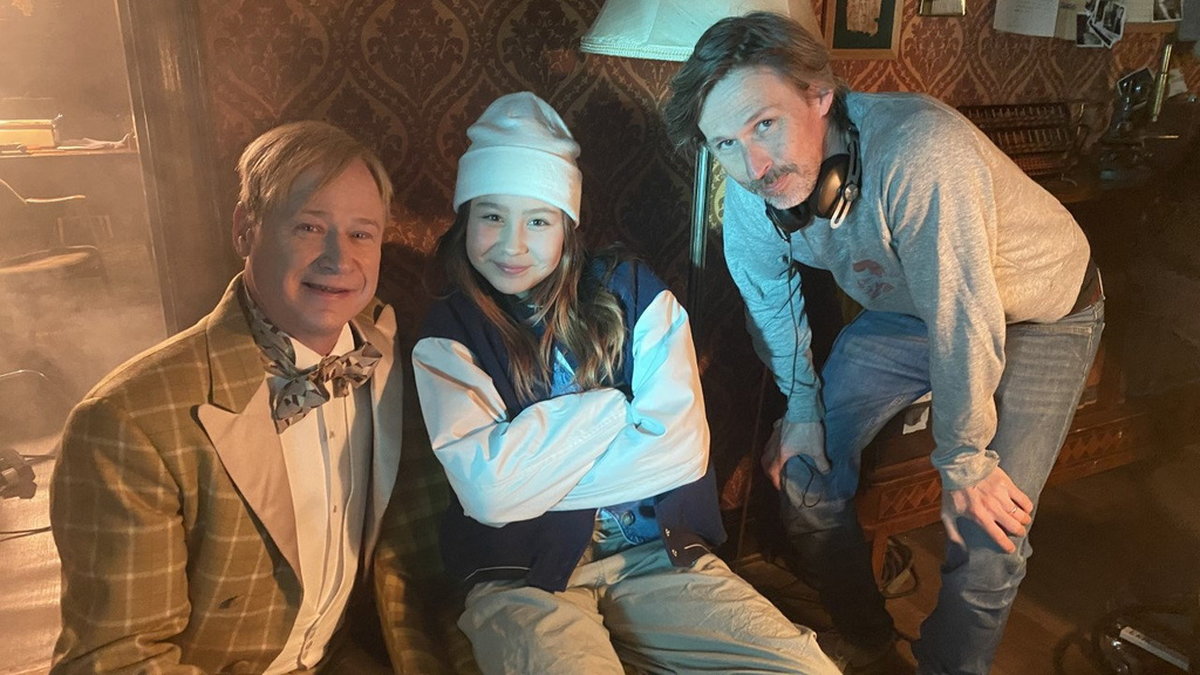 Robert Gustafsson, Sora Elding och regissören Gustaf Åkerblom under inspelningen av 'Ture Sventon och den magiska lampan'. Pressbild.