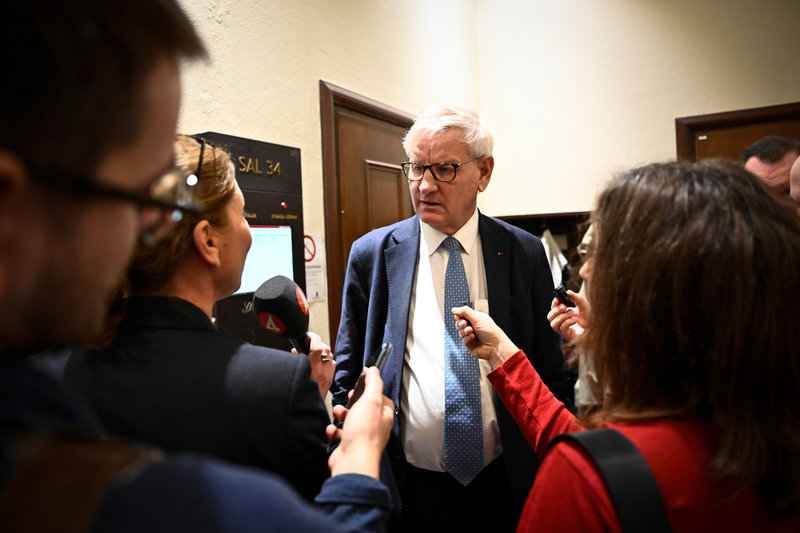 Carl Bildt intervjuas av journalister utanför rättssalen i Stockholms tingsrätt på torsdagen.