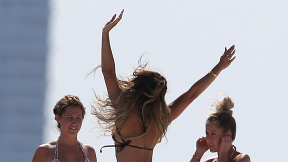 Ashley Tisdale hade möhippa på en yacht i Miami. På plats fanns en dansande Vanessa Hudgens. 