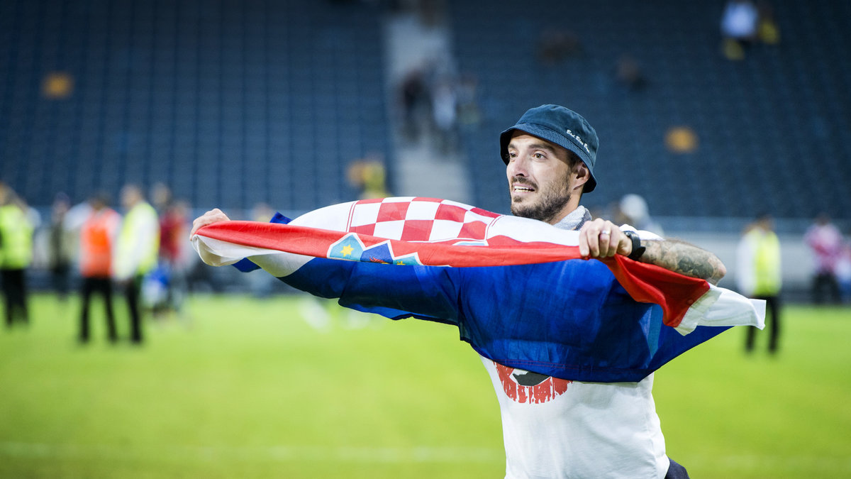 En man med kroatisk flagga.