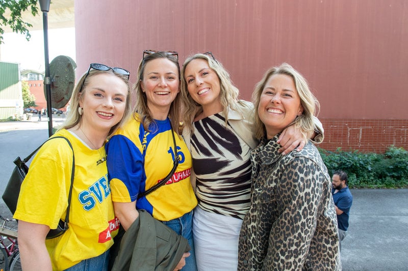 Louise Calmered, Matilda Wikner, Clara Calmered och Madeline Gartz hoppas på svensk vinst.