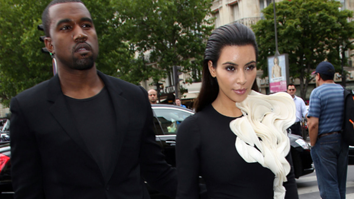 Så här såg det ut när Kanye och Kim osäkrade modeveckan i Paris. 