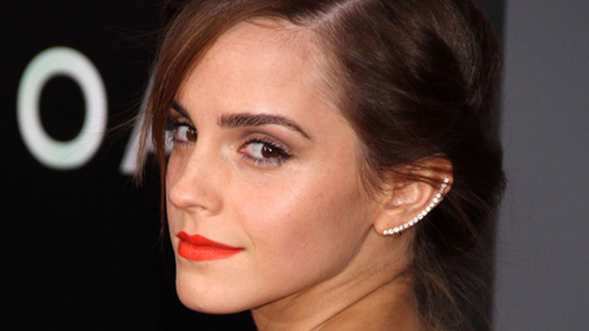 Emma Watson med diamanter i öronen. 
