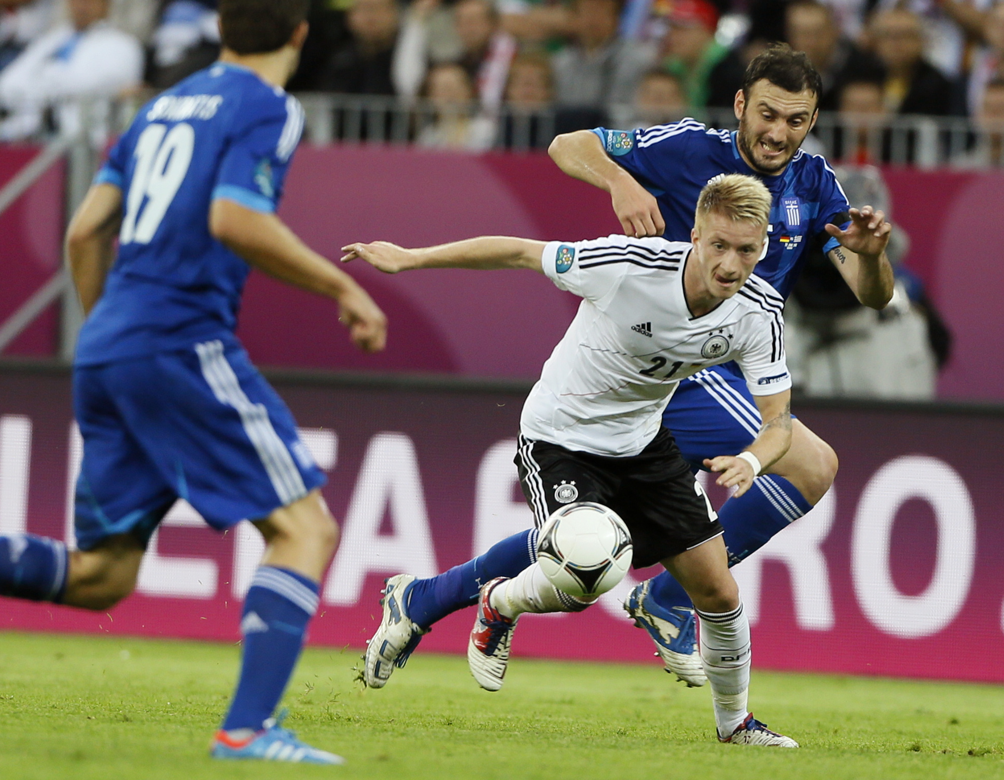 Marco Reus tar sig förbi på kanten. Marco Reus tar sig förbi på kanten.
