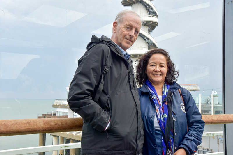 Jan och Doria har röstat i EU-valet på piren i badorten Scheveningen. 'Jag är inte orolig för framtiden', säger Jan. 'Jag hoppas på en värld utan gränser', säger Doria.