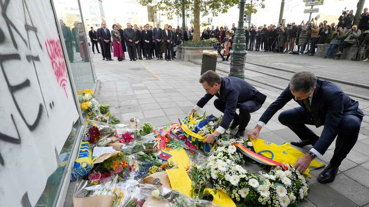 Sveriges statsminister Ulf Kristersson och Belgiens premiärminister Alexander de Croo lade ned blomsterkransar vid en minnesplats för de mördade svenskarna i Bryssel i onsdags.