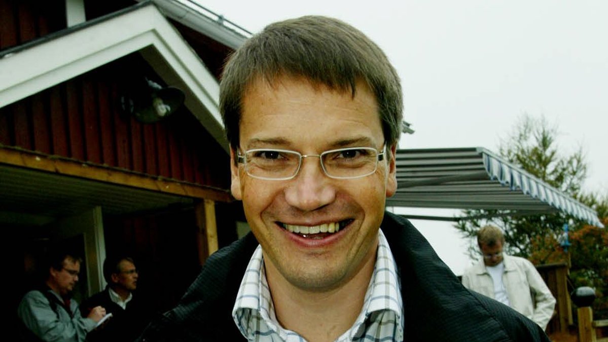 Göran föddes i Degerfors och har varit aktiv inom politiken sedan ungdomsåren.