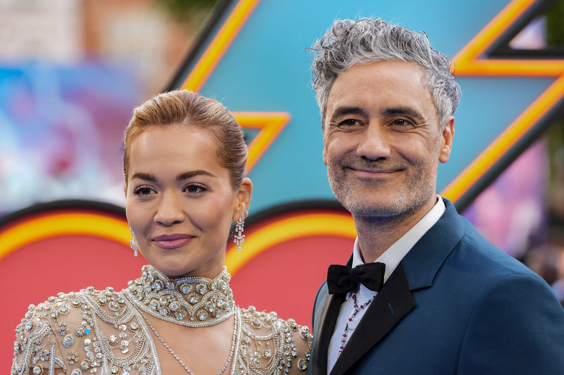 Taika Waititi tillsammans med flickvännen, artisten Rita Ora, under världspremiären för 'Thor: Love and Thunder' den 5 juli. Arkivbild.