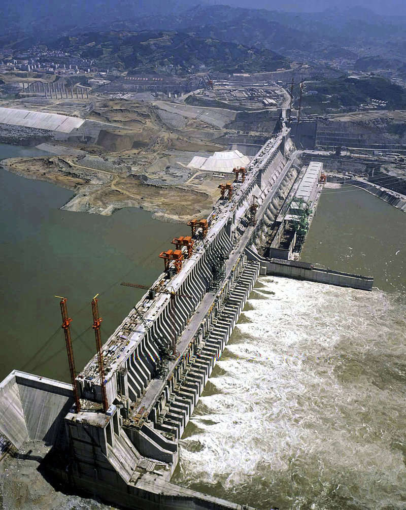 Bild tagen 2003, då bygget pågick av den gigantiska kraftverksdammen Tre raviner i Yangtzefloden, i inlandet i östra Kina.