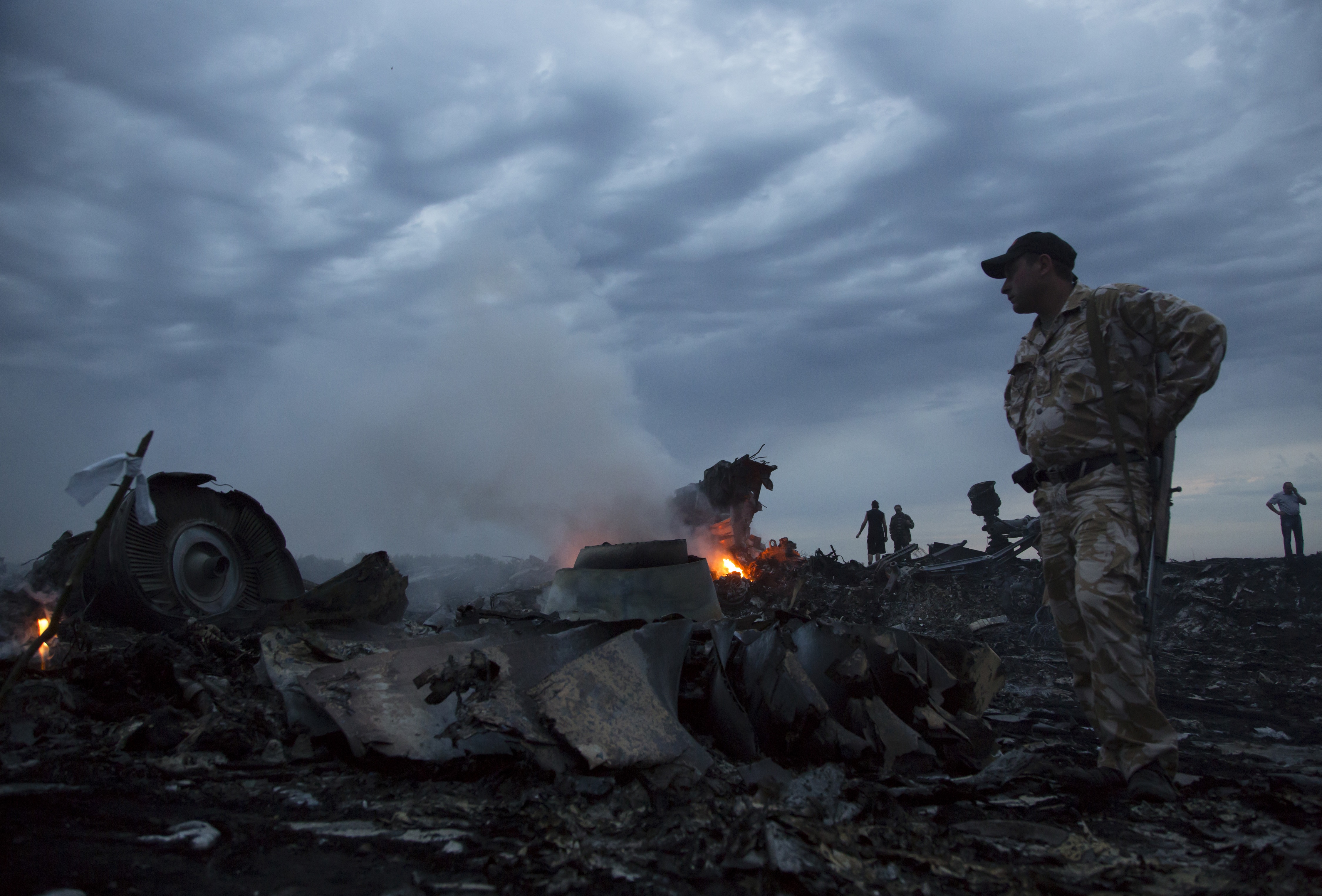 Flygplanet Malaysia Airlines Flight 17 på väg från Amsterdam till Kuala Lumpur skjuts ner av proryska separatister över Ukraina. Flygplanet Malaysia Airlines Flight 17 på väg från Amsterdam till Kuala Lumpur skjuts ner av proryska separatister över Ukraina.
