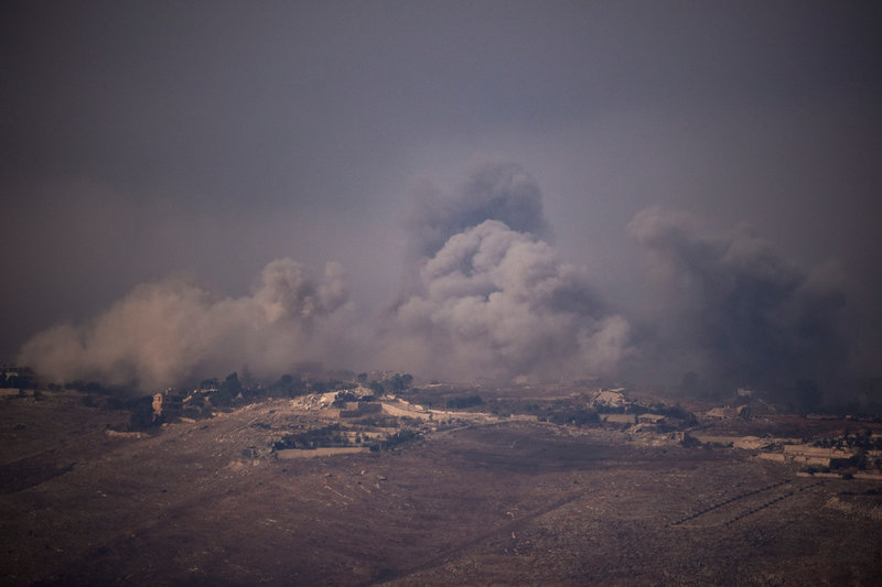 Rök som stiger mot himlen efter en explosion i södra Libanon.